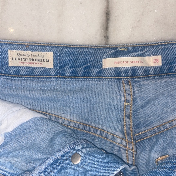 Levi’s Ribcage Shorts - Picture 5 of 5